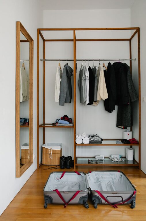 How to Store Seasonal Clothes Efficiently: Tips for Easy Access and Space Saving